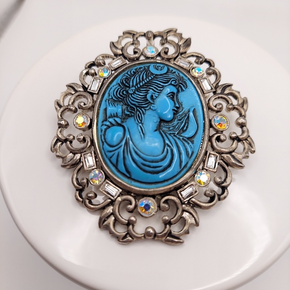 Vintage Large Blue Cameo w/Aurora Borelis/ Silvertone/ Pendant & Brooch. - Picture 8 of 9